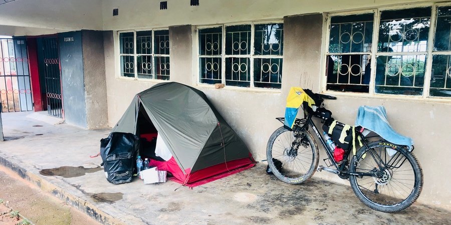 Acampada libre en una escuela de Tanzania con Tonipedales